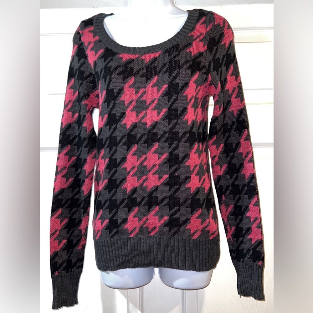 SO pink/gray/black pattern long sleeve sweater